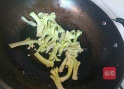 菜花梗炒鸡脚的做法图解6