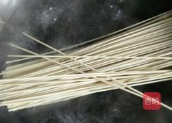 圣女果牛肉蔬菜热干面的做法图解2