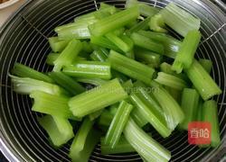 凉拌芹菜虾仁的做法图解3