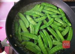 海鲜菇鸡蛋炒荷兰豆的做法图解5