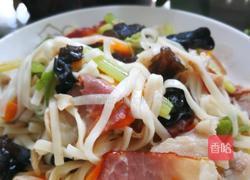 木耳胡萝卜熏肉焖面的做法图解10
