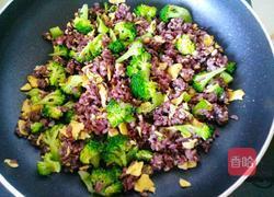 西蓝花炒黑米饭的做法图解15