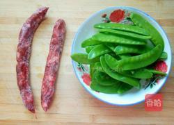 荷兰豆炒腊肠的做法图解1