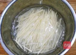 豆豉炝拌青椒土豆丝的做法图解3