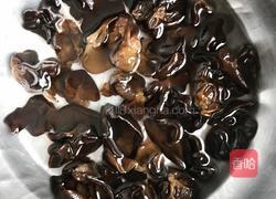 洋葱拌木耳的做法图解1