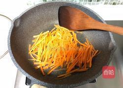快手炒菜之“素炒胡萝卜”的做法图解4