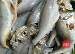 干炸小黄鱼的做法图解1
