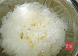 新鲜银耳汤的做法图解1