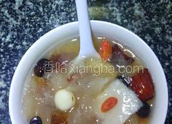桃胶莲子银耳羹