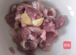 菜花炒肉的做法图解1