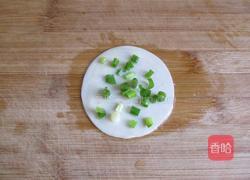 饺子皮葱油饼的做法图解1