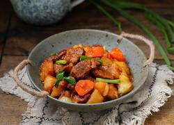 牛肉胡萝卜炖土豆