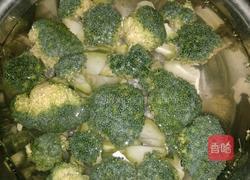 肉炒西蓝花胡萝卜的做法图解1