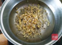凉拌黄豆芽的做法图解1