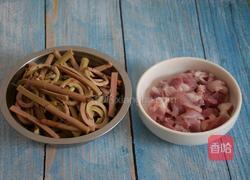 蕨菜炒肉的做法图解1
