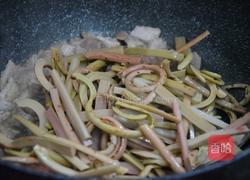 蕨菜炒肉的做法图解5