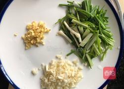 小葱炒胡豆（蚕豆）的做法图解1