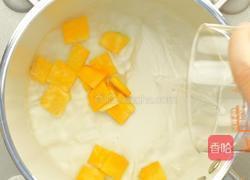 12-18个月辅食：蛋黄南瓜片的做法图解3