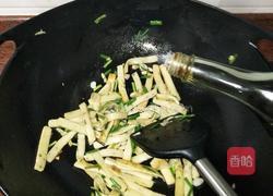 小葱炒鱼饼的做法图解12