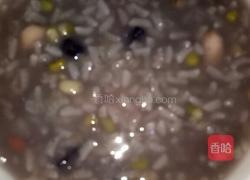紫薯杂粮粥的做法图解2