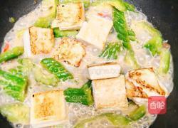 腐乳黄豆酱炆蜂巢豆腐苦瓜的做法图解4