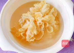 猕猴桃薏米银耳汤的做法图解2