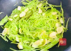 秋日润肺就靠它，莴苣炒百合，清爽简单易上手的做法图解6