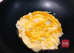 金黄鲜美的丝瓜鸡蛋菌菇汤,简单又低脂,全家都喜欢的做法图解3