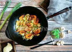 中式炒菜の铁锅鲜虾白菜