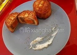 莲蓉蛋黄月饼
