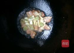 家常快手无花肉木耳炒松花的做法图解3