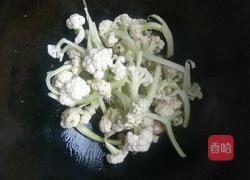 家常快手无花肉木耳炒松花的做法图解4