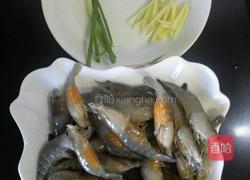 油爆虾的做法图解1
