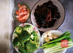 西兰花炒虾仁的做法图解1