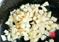 超香好吃营养的百合花生米炒莲藕丁的做法图解4