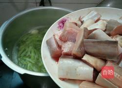 芹菜沙鱼汤的做法图解10