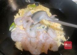 滑蛋虾仁配白灼菜芯的做法图解7