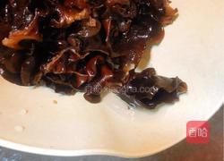 白菜木耳炒肉的做法图解3