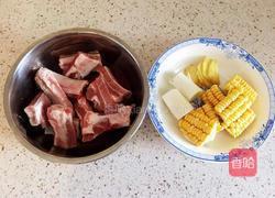 玉米排骨汤的做法图解1