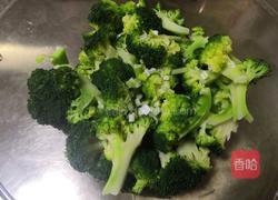 吃起来润润的翠绿的清炒西兰花的做法图解2