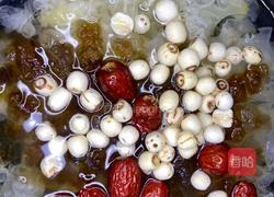牛奶银耳桃胶莲子羹的做法图解3