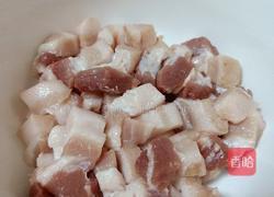 红烧肉炖土豆的做法图解1