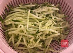 酸辣蕨根粉拌黄瓜丝的做法图解3