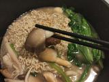 菌菇素菜鸡汤面