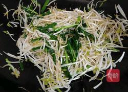 绿豆芽炒韭菜的做法图解3