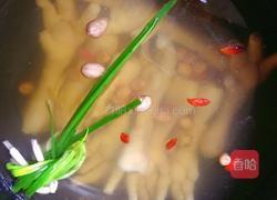 红豆薏米鸡脚汤的做法图解3