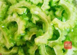 苦瓜炒肉的做法图解1