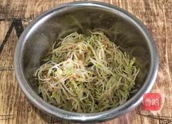凉拌绿豆芽的做法图解3