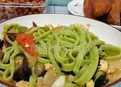 芹菜汁手擀面