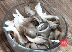 平菇豆腐清炖鱼汤的做法图解3
